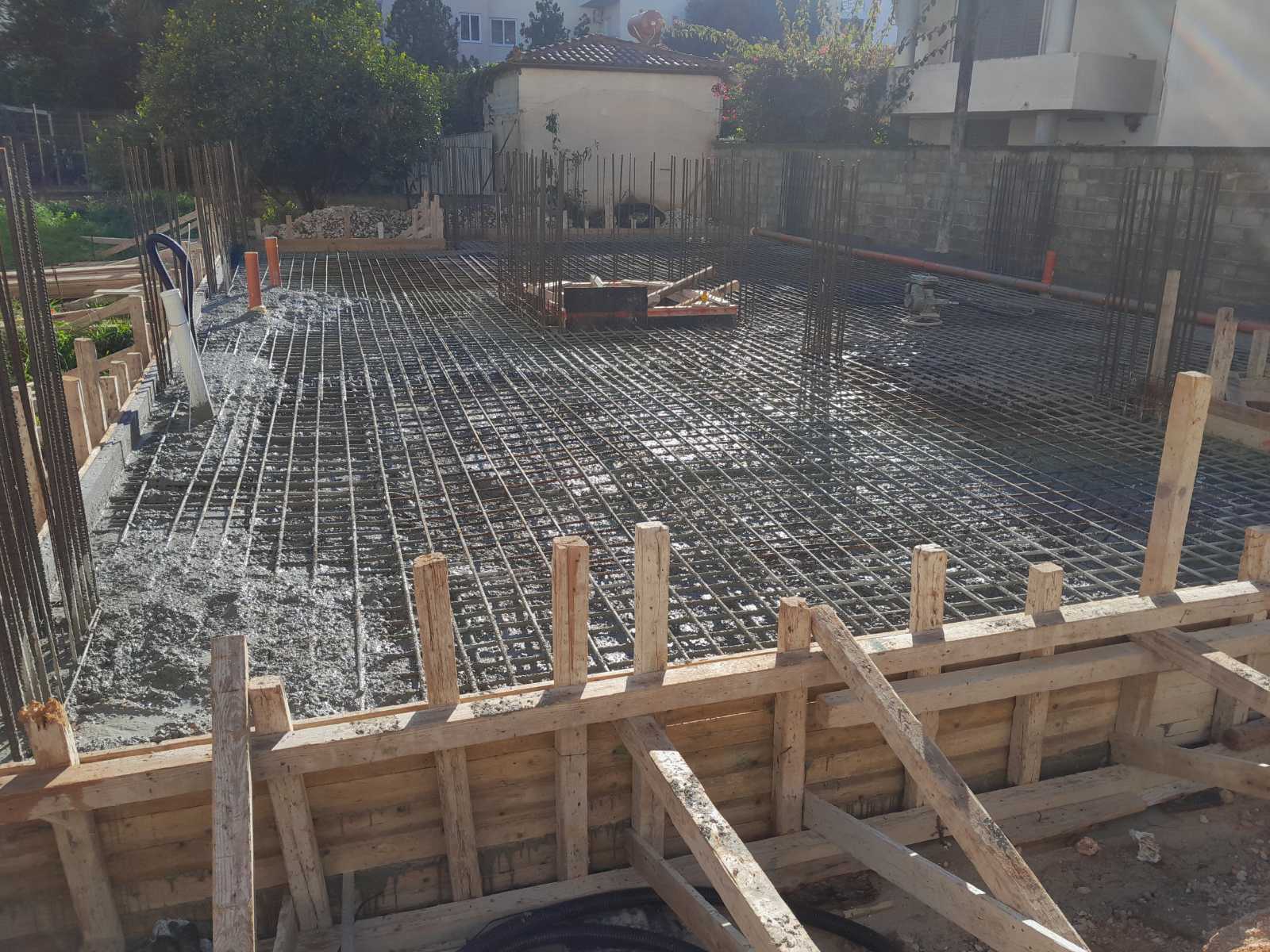 Εργασίες οπλισμένου σκυροδέματος σε τριώροφη πολυκατοικία με πυλωτή - Άργος