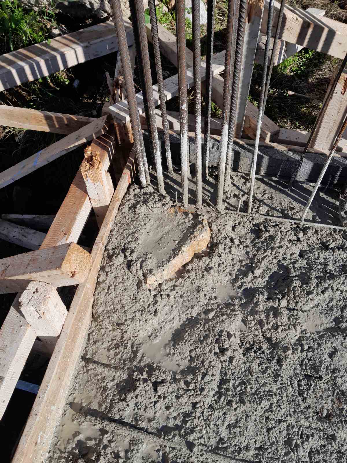 Εργασίες οπλισμένου σκυροδέματος σε τριώροφη πολυκατοικία με πυλωτή - Άργος